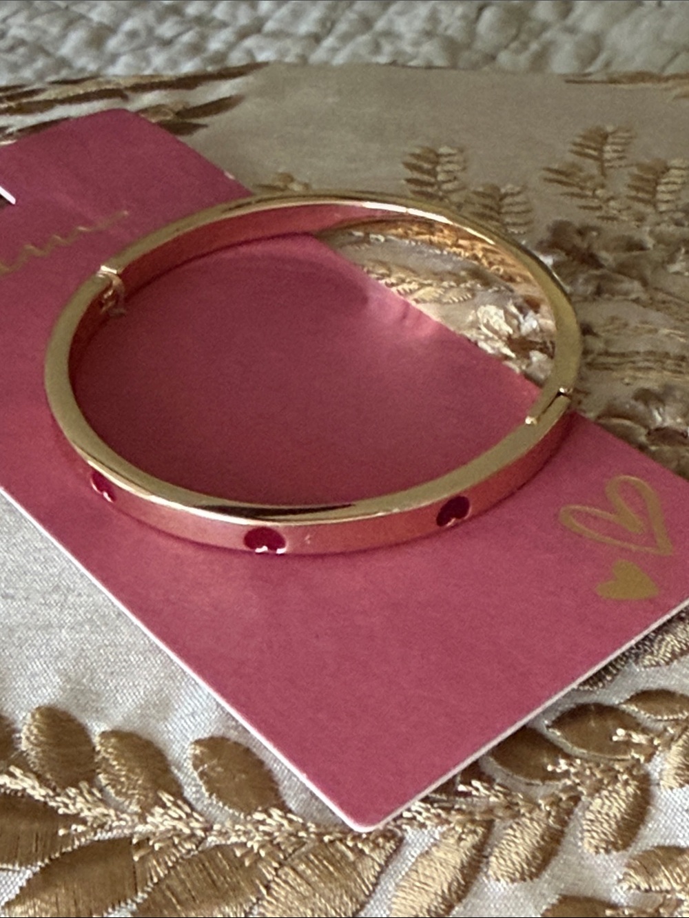 I am bangle bracelet NWT ❤️ RED HEARTS SHINY GOLD TONE OPENS